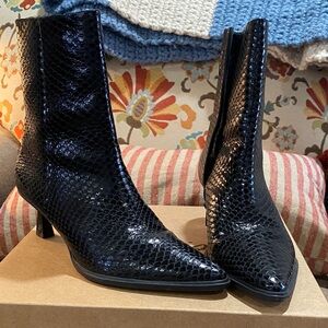 Elegant Black Snakeskin Heeled Boots